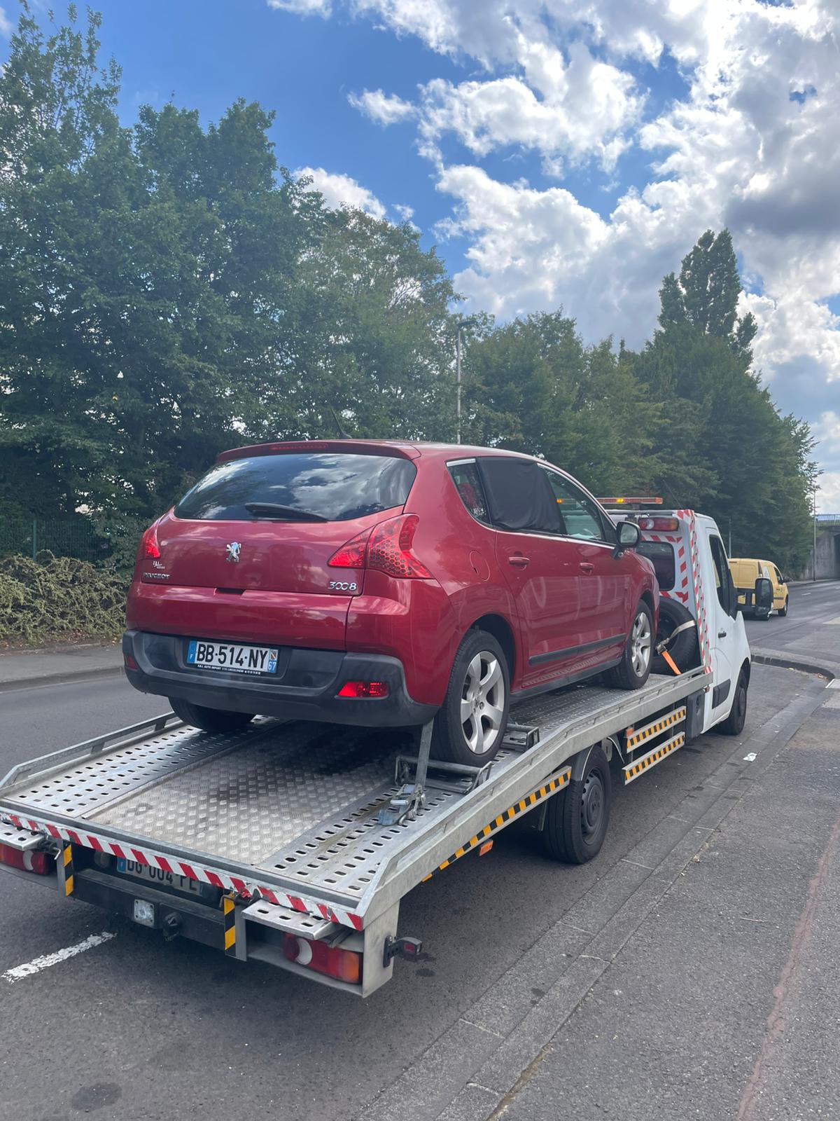 Transport d'une Peugeot 3008 sur plateau
